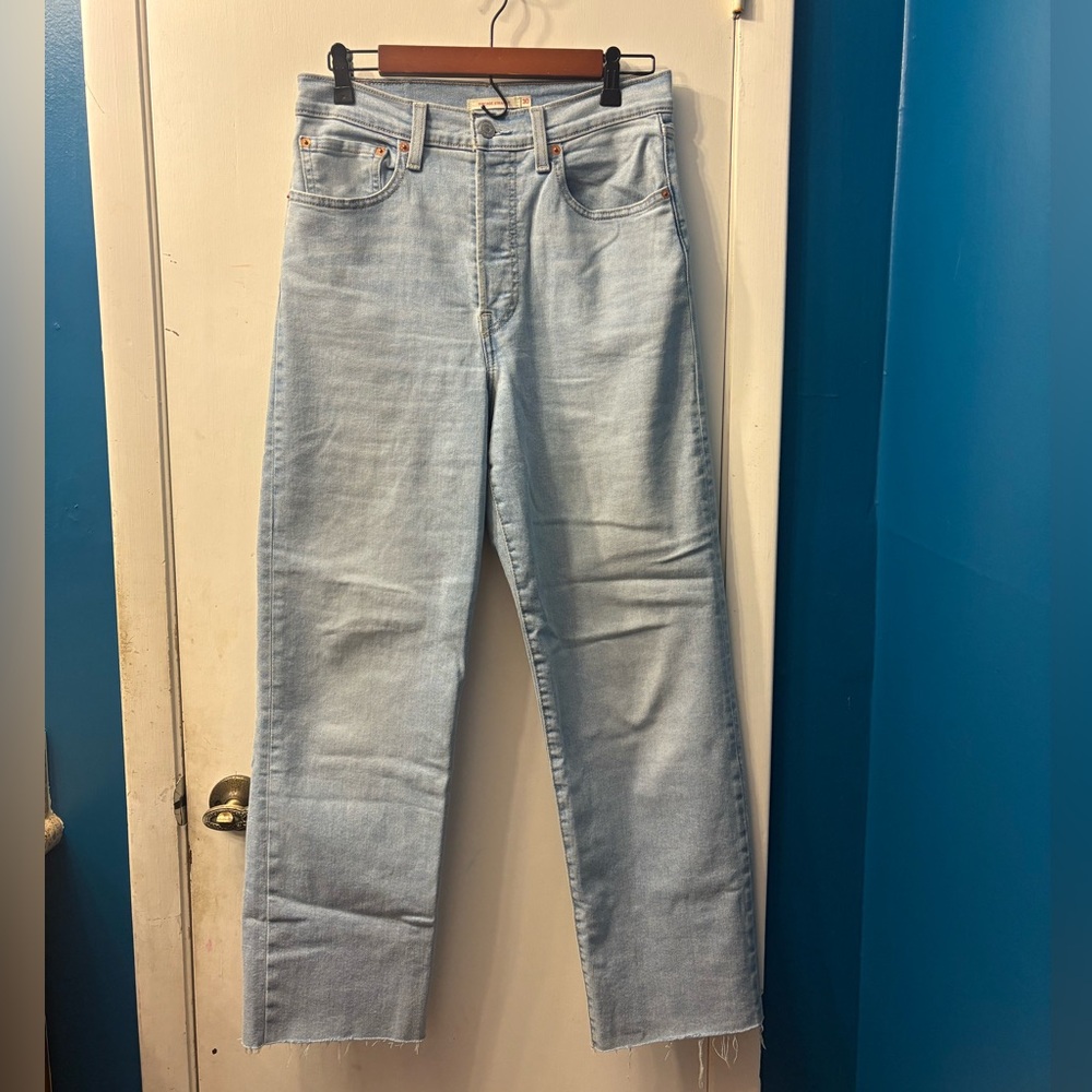 Levi's Ribcage Jeans / size 30 / inseam 29 / raw hem light wash